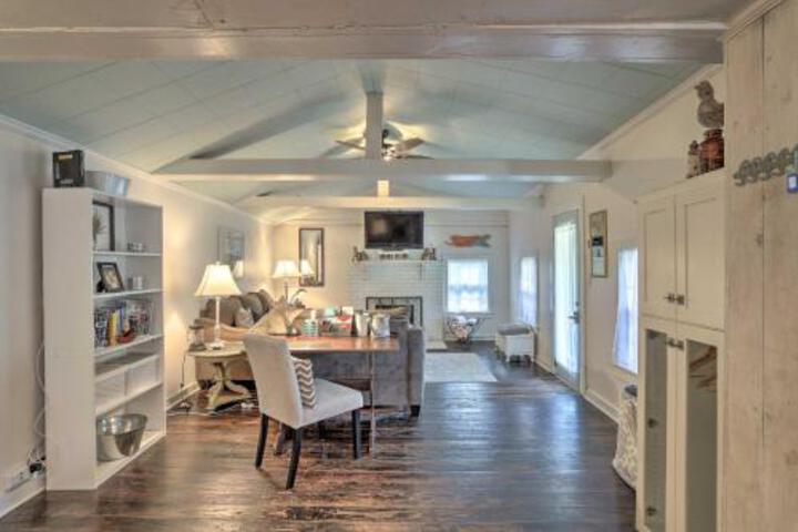Coastal Walkable Home In Historic Southport! - thumb 1