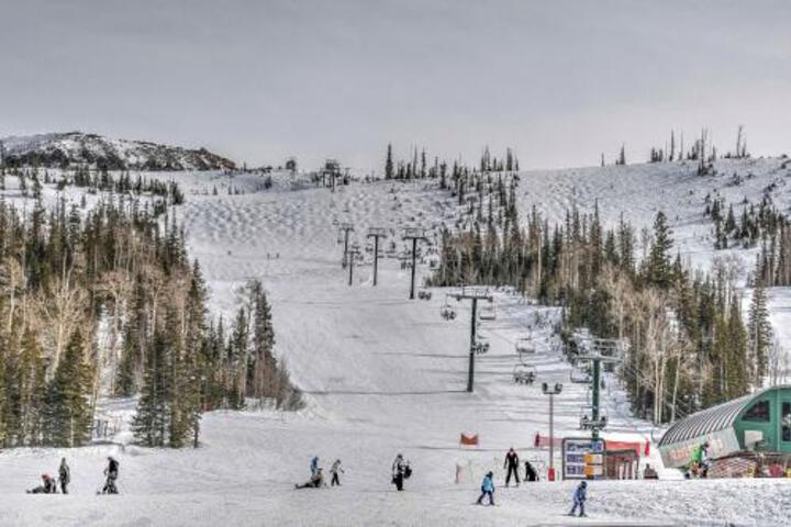 Skiers Paradise Ski In & Ski Out Resort Condo! - thumb 2