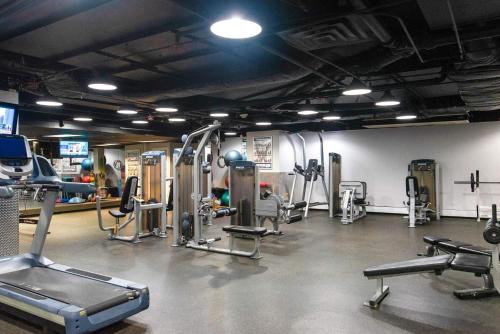 3BR Stunning Spacious Sky Loft Indoor Pool Parking & Incredible Views - thumb 4