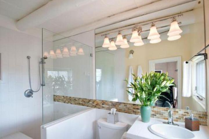 1 Bedroom 5 Min. Walk To Canyon Rd. El Caminito - thumb 3