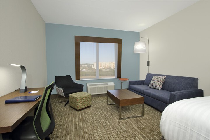 Holiday Inn Express & Suites Columbus North, An IHG Hotel - thumb 2