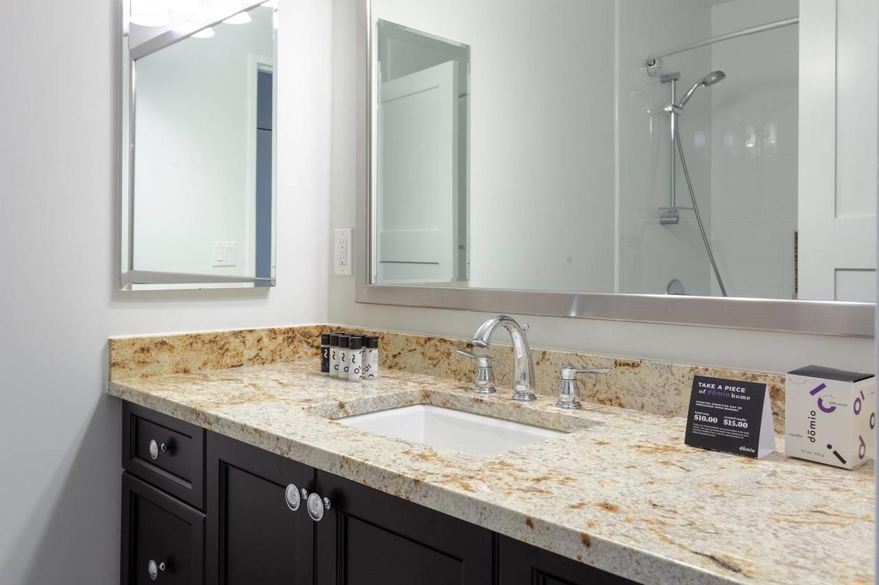 Modern 2BR/2Bath Duplex In Old Town - thumb 20