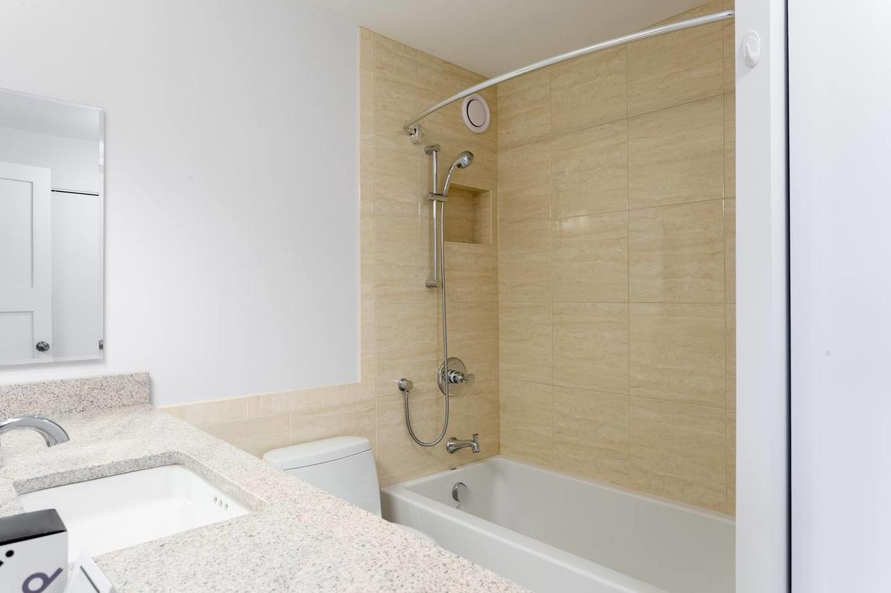 Modern 2BR/2Bath Duplex In Old Town - thumb 12