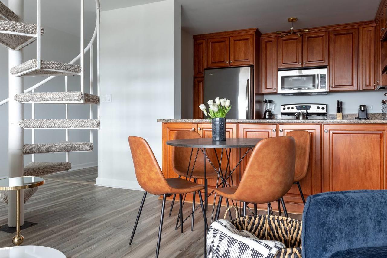 Modern 2BR/2Bath Duplex In Old Town - thumb 15