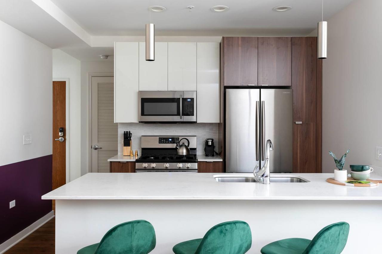 Classic 2BR/2BA Apt In River North By Domio - thumb 8