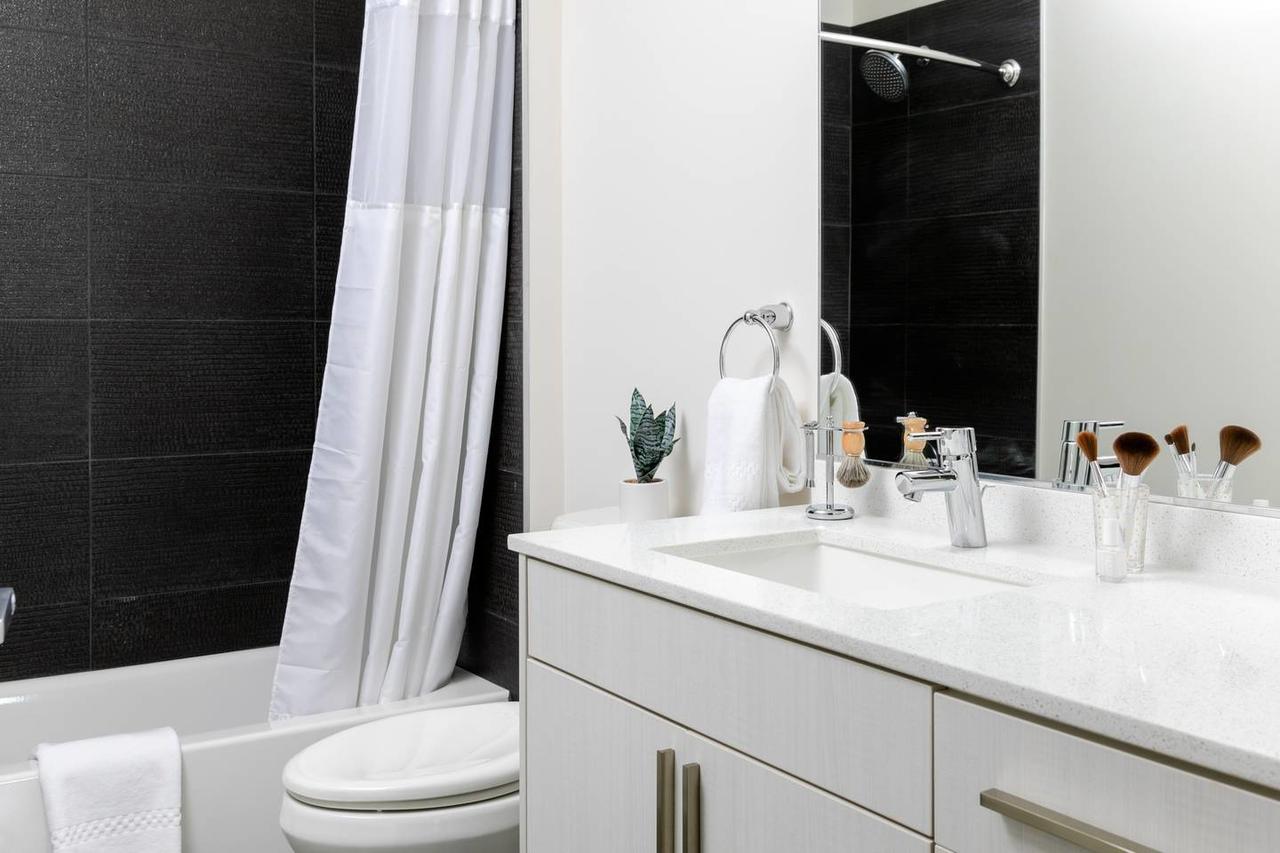 Classic 2BR/2BA Apt In River North By Domio - thumb 10