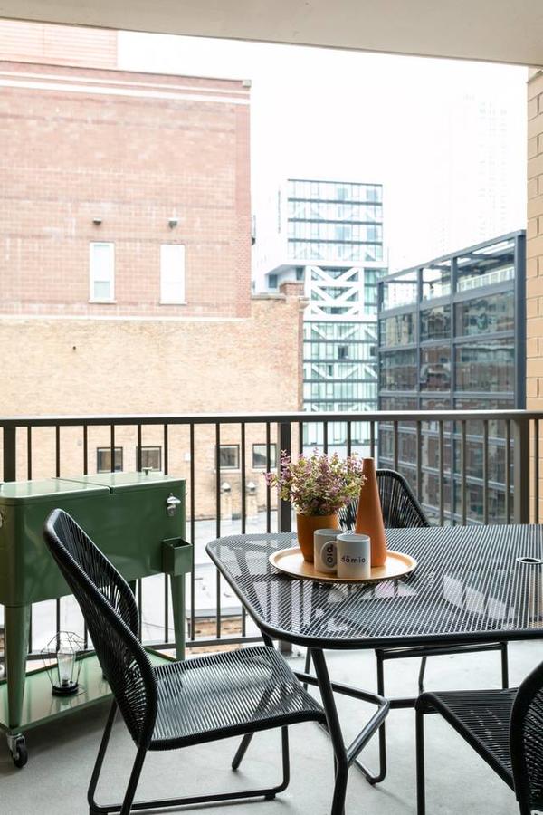 Classic 2BR/2BA Apt In River North By Domio - thumb 7