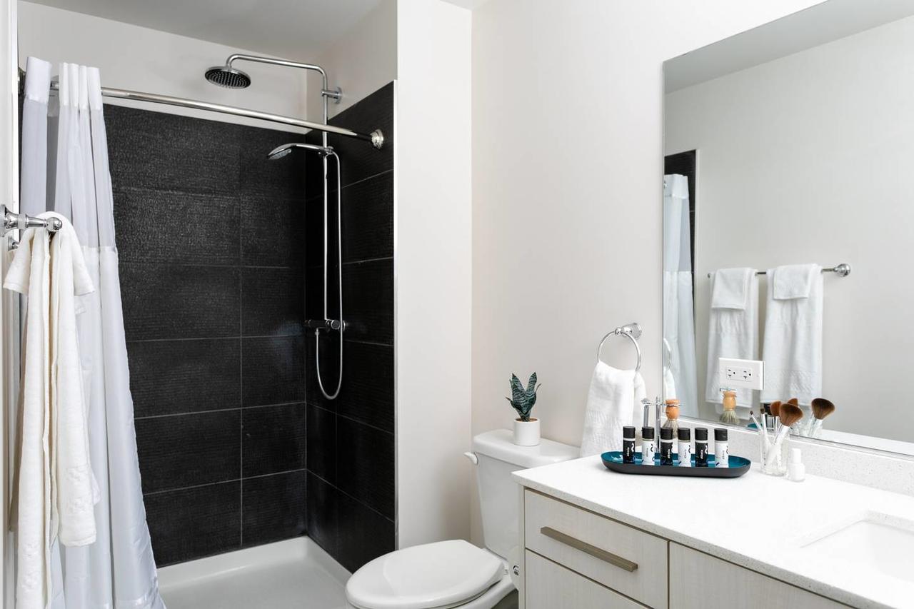 Classic 2BR/2BA Apt In River North By Domio - thumb 4