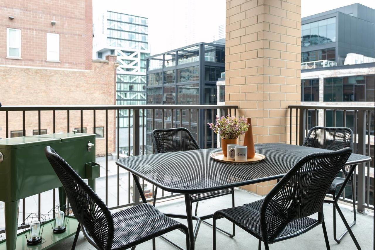 Classic 2BR/2BA Apt In River North By Domio - thumb 2
