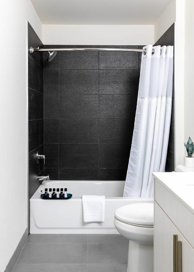 Classic 2BR/2BA Apt In River North By Domio - thumb 3