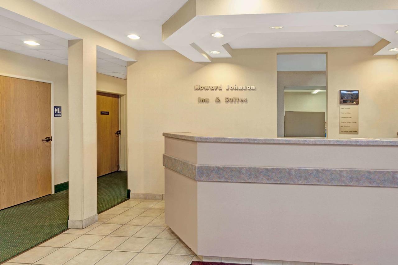 Howard Johnson By Wyndham Elk Grove Village Hotel & Suites - thumb 1