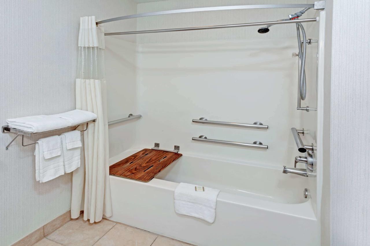 Howard Johnson By Wyndham Elk Grove Village Hotel & Suites - thumb 7