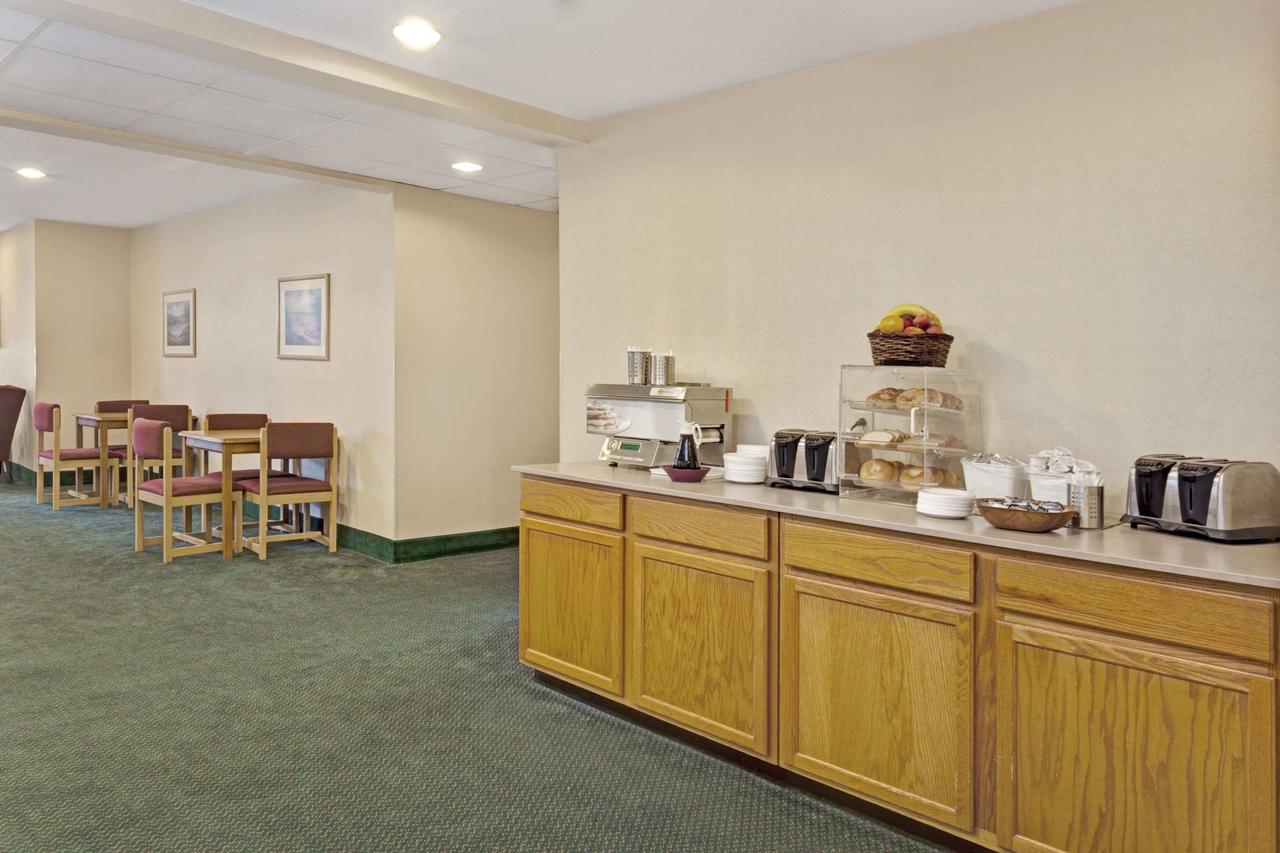 Howard Johnson By Wyndham Elk Grove Village Hotel & Suites - thumb 2