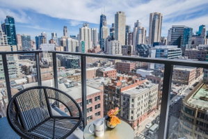 Work Ready 1 BR Apt Steps From Loop By Domio