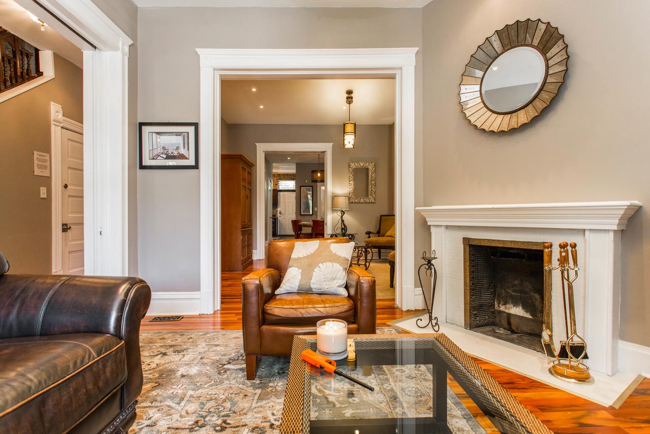Swank Victorian Near United Center W/ Backdeck