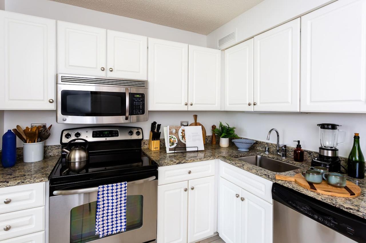 Sleek 2 BR/2BA Apt On Mag Mile By Domio - thumb 2