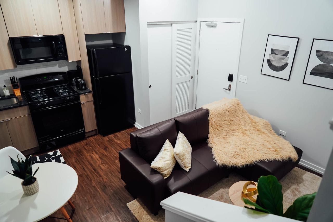 Neat Apt. Fun, Food, Nightlife Near Wrigley M13