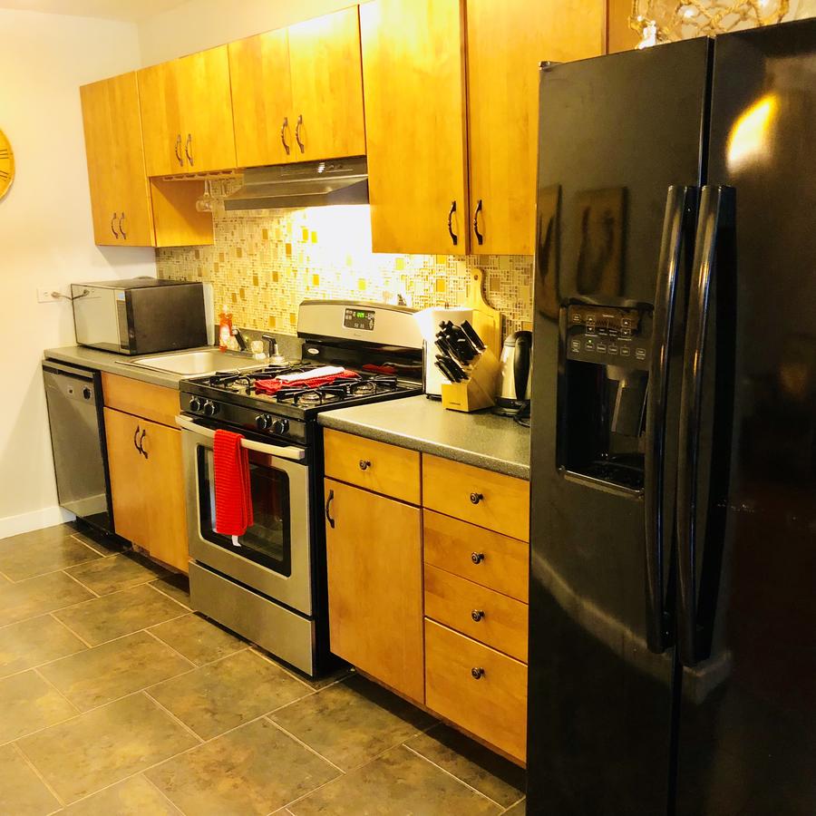 Beautifully Furnished Two Bedroom / One Bath Located In The Heart Of Old Town Lincoln Park - thumb 8