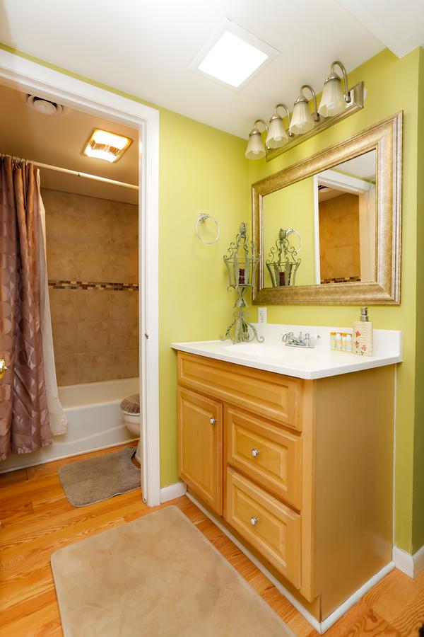 Beautifully Furnished Two Bedroom / One Bath Located In The Heart Of Old Town Lincoln Park - thumb 15