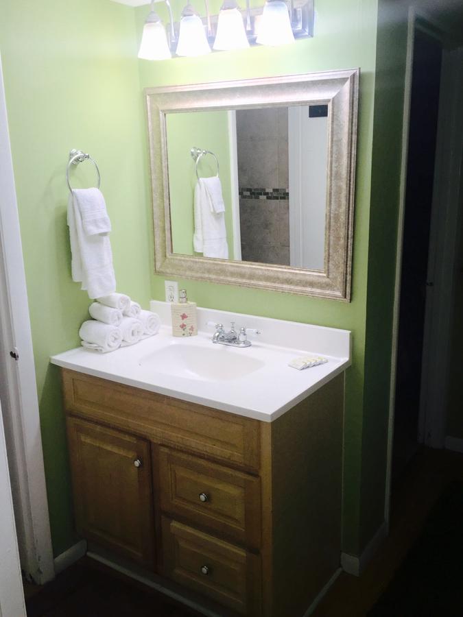 Beautifully Furnished Two Bedroom / One Bath Located In The Heart Of Old Town Lincoln Park - thumb 16