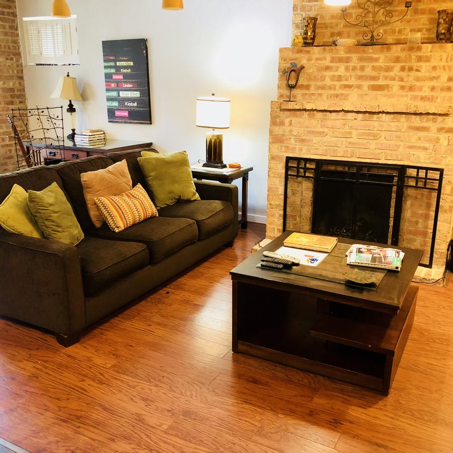 Beautifully Furnished Two Bedroom / One Bath Located In The Heart Of Old Town Lincoln Park - thumb 2