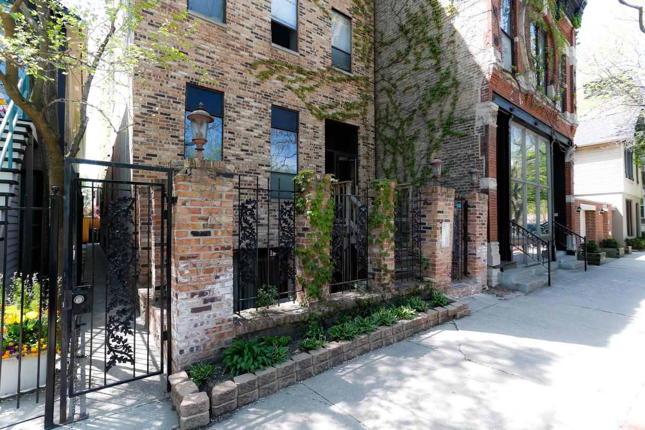 Beautifully Furnished Two Bedroom / One Bath Located In The Heart Of Old Town Lincoln Park - thumb 1