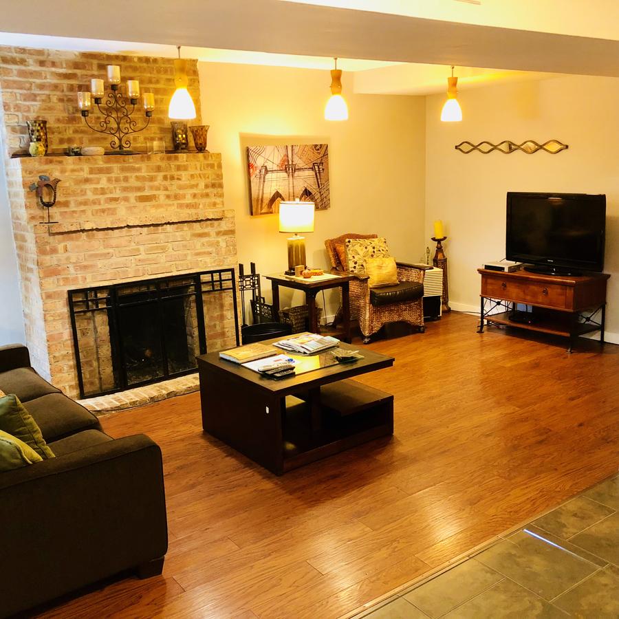 Beautifully Furnished Two Bedroom / One Bath Located In The Heart Of Old Town Lincoln Park - thumb 4