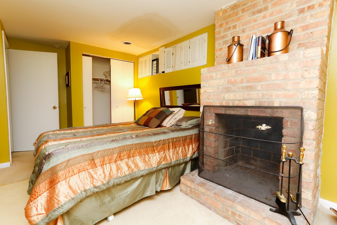 Beautifully Furnished Two Bedroom / One Bath Located In The Heart Of Old Town Lincoln Park - thumb 11