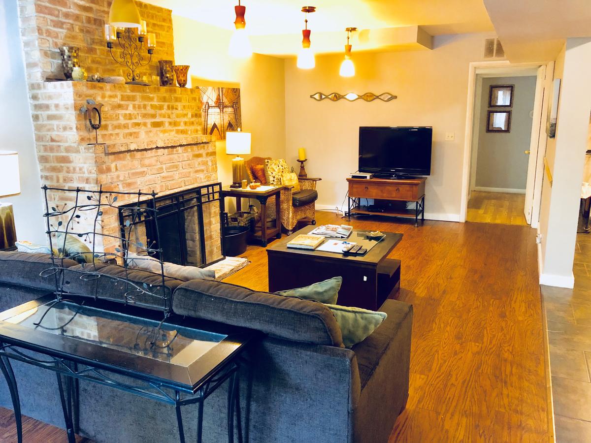 Beautifully Furnished Two Bedroom / One Bath Located In The Heart Of Old Town Lincoln Park - thumb 3