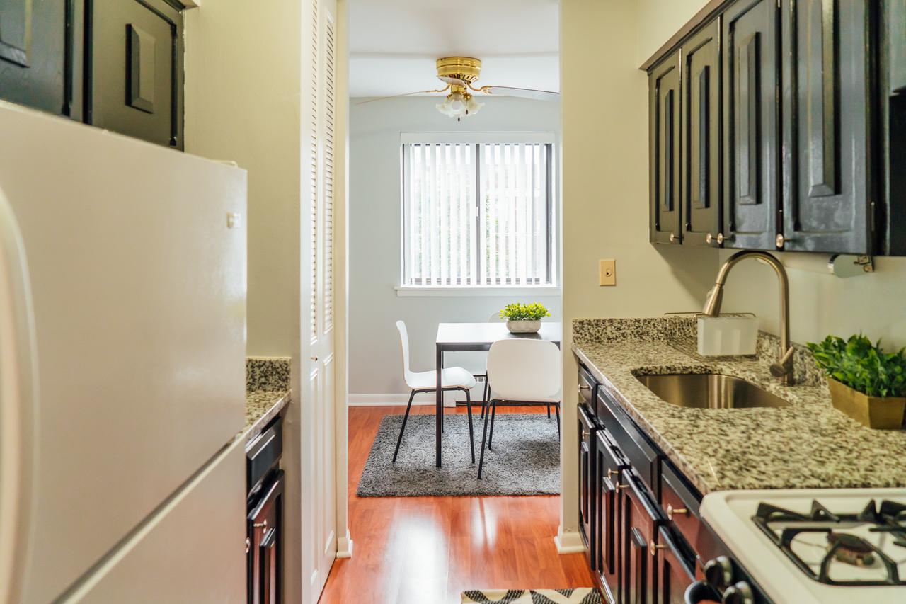 Modern Condo Close To Cubs At Wrigley | Cubs | Netflix K2 - thumb 1