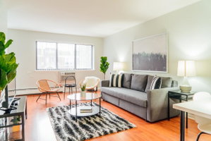 Modern Condo Close To Cubs At Wrigley | Cubs | Netflix K2