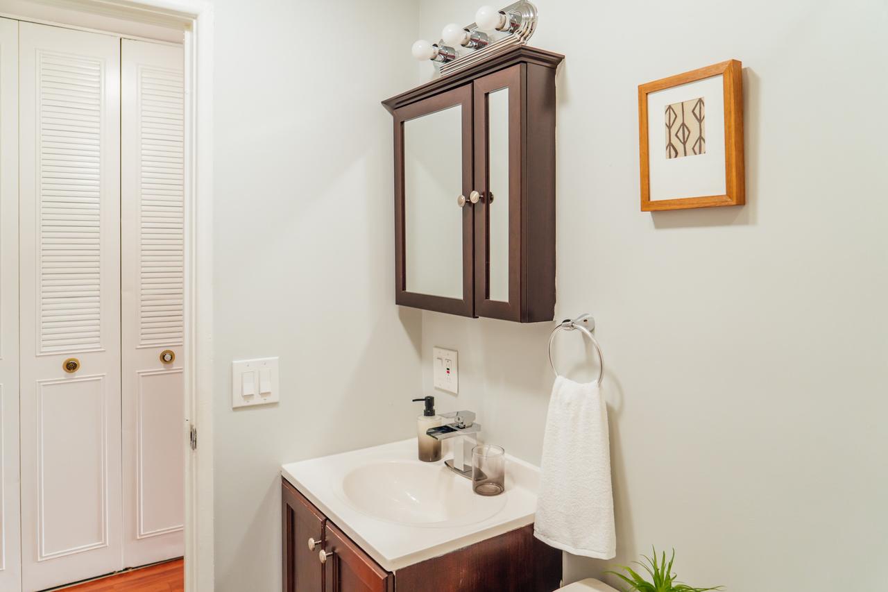 Modern Condo Close To Cubs At Wrigley | Cubs | Netflix K2 - thumb 12