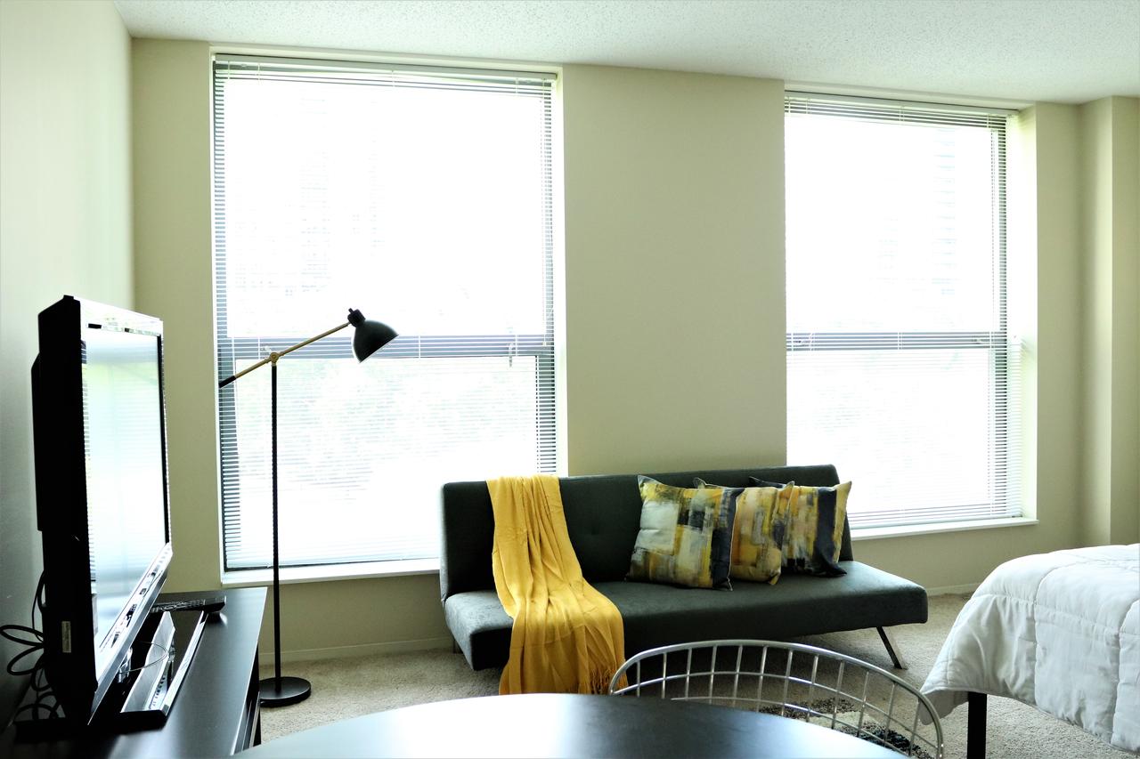 King Bed + Full Kitchen In The Loop
