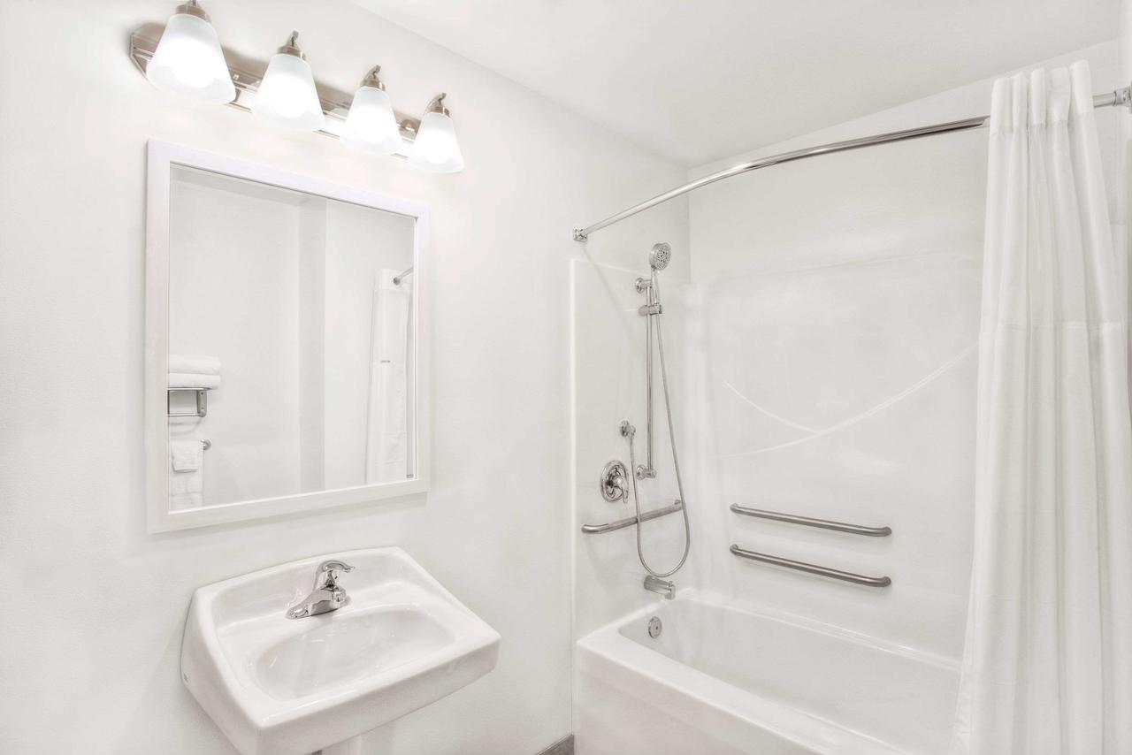 Baymont By Wyndham Essex Burlington Area - thumb 3