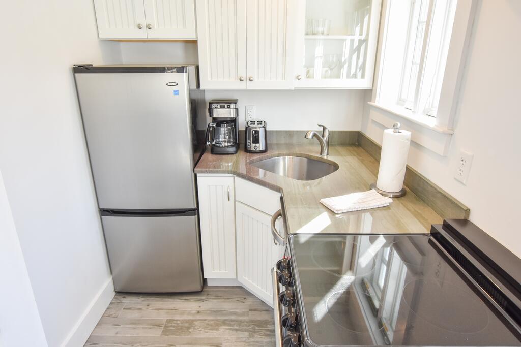 133: Newly Renovated East End W/ Deeded Beach Access, Roof Deck W/ Water Views! - thumb 2