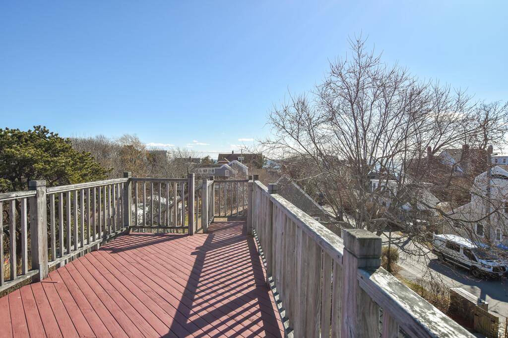 134: Newly Renovated East End W/ Deeded Beach Access, Roof Deck W/ Water Views! - thumb 2