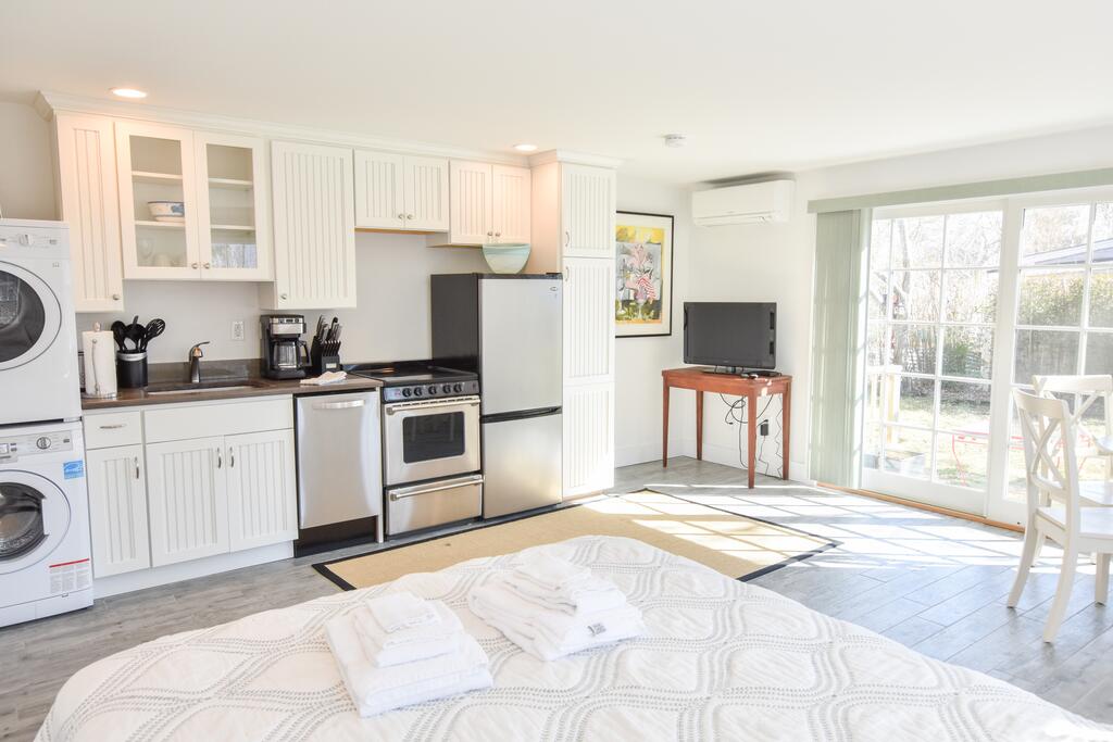 134: Newly Renovated East End W/ Deeded Beach Access, Roof Deck W/ Water Views! - thumb 3