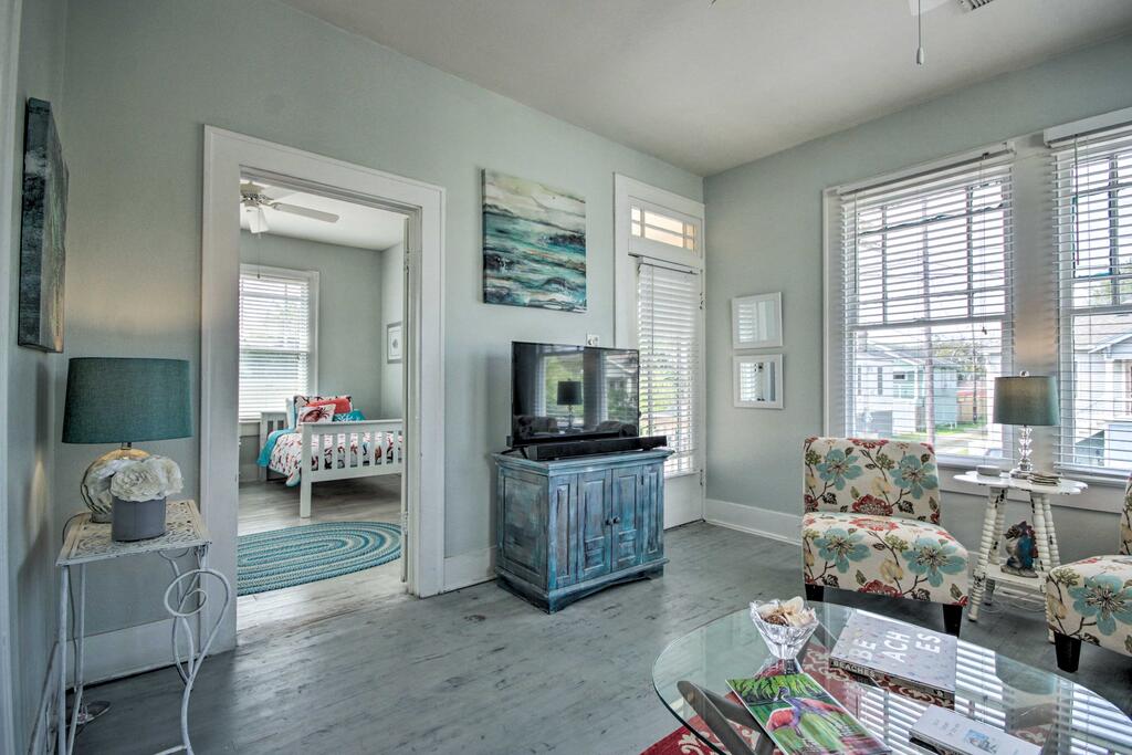 'Mellow Yellow' Home Less Than 5 Blocks To Galveston Beach - thumb 0