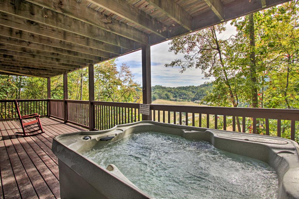 'Scenic Solitude' In Pigeon Forge With Hot Tub & View - thumb 1