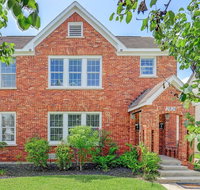 2 UNITS - CENTRAL Houston - 6 BR 4 Bath - Gated Parking - Accommodation Chicago