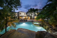 8 Bedroom Villa Fits 20 with Movie Theater Pool Basketball Accommodation Chicago