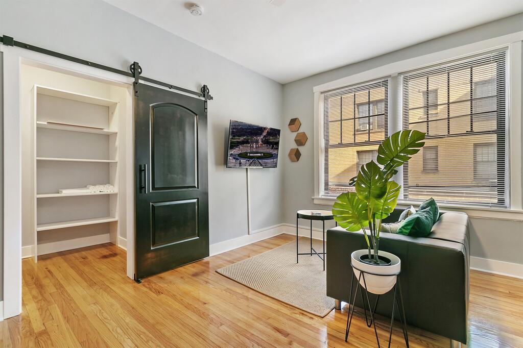 Contemporary Stylish 1BR Apt In Lakeview B2 - thumb 2