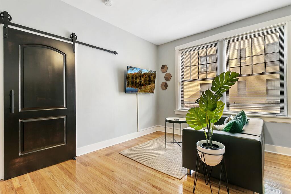 Contemporary Stylish 1BR Apt In Lakeview B2 - thumb 1
