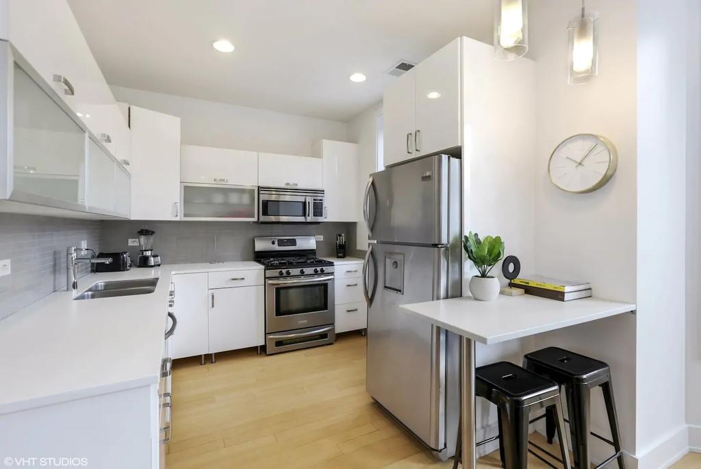 DOWNTOWN! 5 BEDS / 2BATHS / SLEEPS 10! Suite 2/3