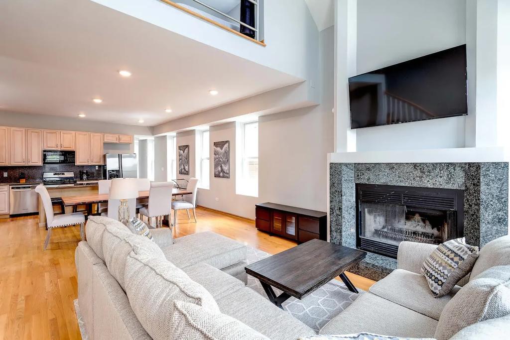 Flat Building Downtown- Perfect For Large Groups
