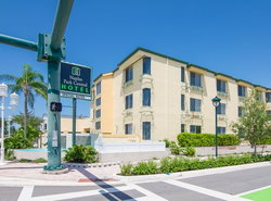 Naples Park Central Hotel