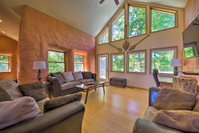 Peaceful Custom Carbondale Home with Pool Near SIU Accommodation Chicago