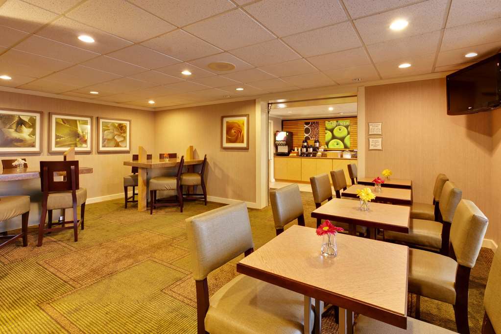 La Quinta Inn & Suites Plattsburgh - thumb 15