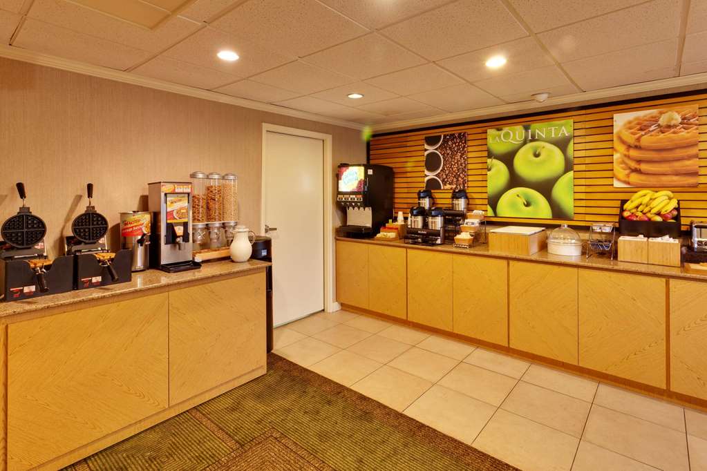 La Quinta Inn & Suites Plattsburgh - thumb 16