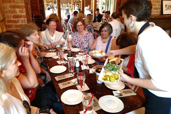 Garden District New Orleans Food & History Tour - thumb 3